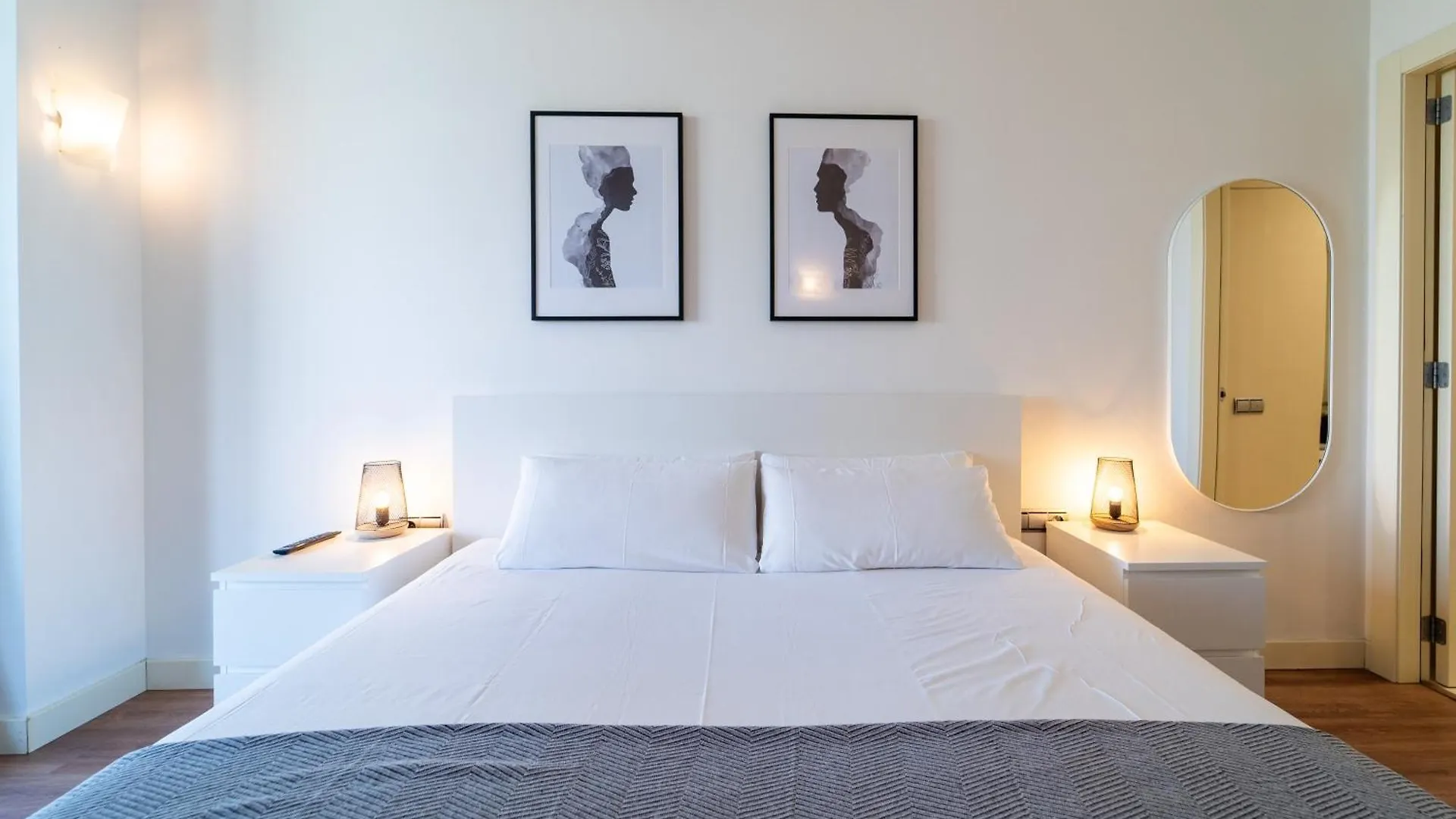 ברצלונה Unique Rentals-Seafront Luxe Suites 0*,