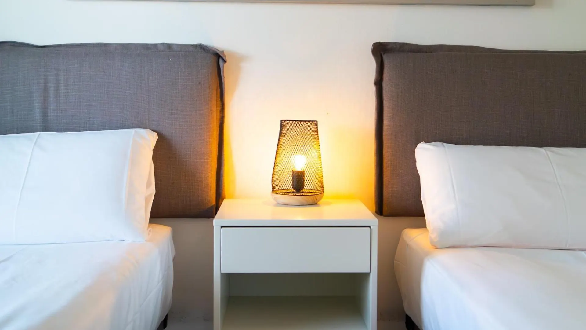 ברצלונה Unique Rentals-Seafront Luxe Suites 0*,